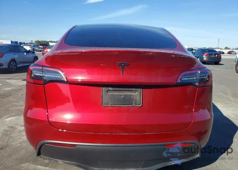 2024 Tesla Model Y z USA, uszkodzony, nr VIN 7SAYGDED6RF043020